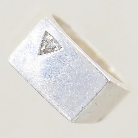 Klackring med vit sten GHA stl:17¾ bredd 5,4-11,2mm repor silver 925/1000 Vikt: 10,3 g