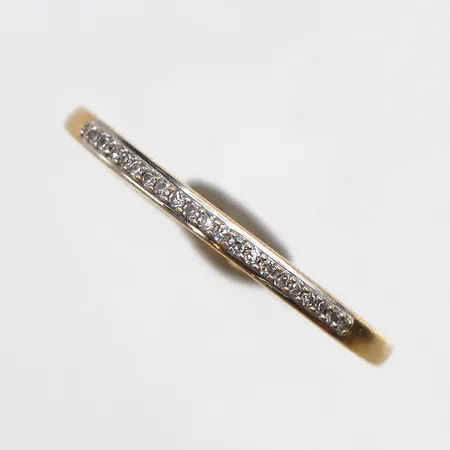 Ring med diamanter 21 x ca. 0,005ct, Stl:17½, bredd: 1,6mm, 18K Vikt: 1,8 g