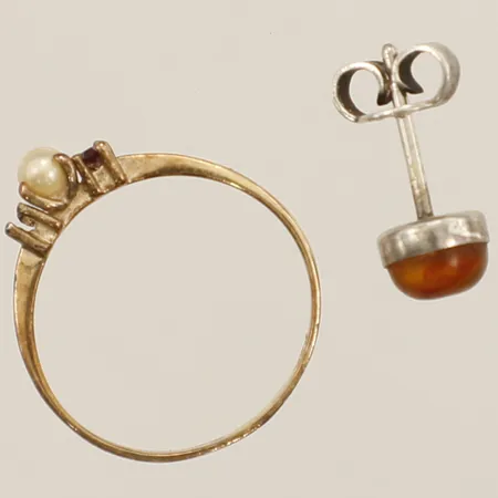 Ring med pärla samt sten, ett udda örhänge defekta silver 835-925/1000 Vikt: 1,1 g