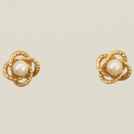 Ett par örhängen med odlade pärlor Ø6,5mm 18K Vikt: 1,4 g