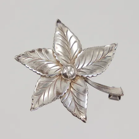 Brosch med blad, 40mm, Stockholm år 1949, silver  Vikt: 5,3 g