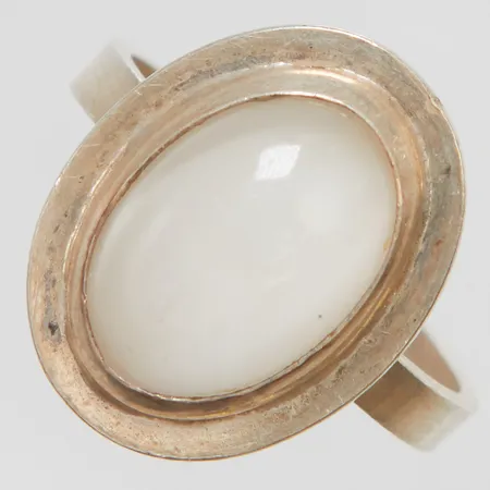 Ring med vit sten stl:17½, bredd 2,5-17,5mm, silver 830/1000 Vikt: 4,1 g