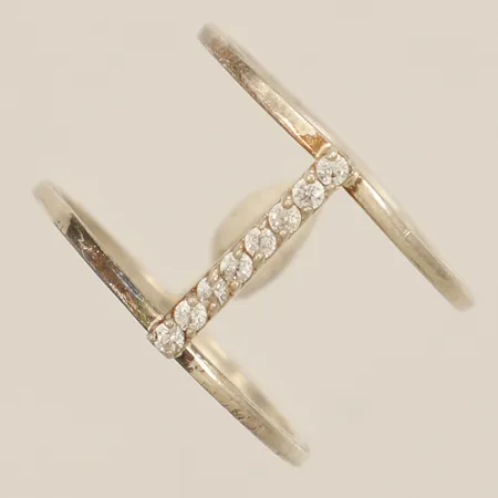 Ring med vita stenar stl:19 bredd 1,3-14,5mm Silver 925/1000 Vikt: 2,3 g