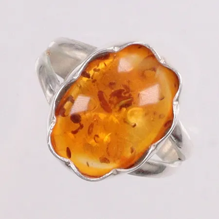 Ring stl:18½ bärnsten längd 16,3mm bredd 12,8mm silver 925/1000 Vikt: 3,7 g