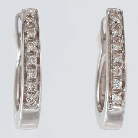 Ett par örhängen med diamanter 14 x 0,01ct Ø7,5mm vitguld 18K.  Vikt: 2,5 g