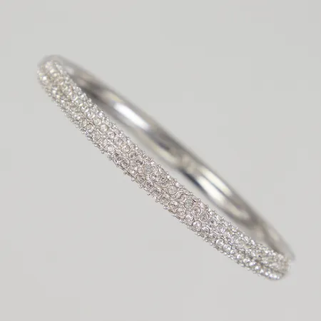 Armring Swarovski med vita stenar, ca 49x54mm, bredd 5mm, öppningsbart, vitmetall 