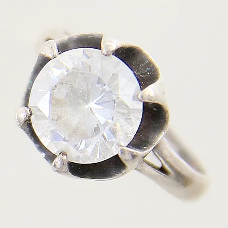 Ring med vit sten stl:16¼ bredd 2-12mm skev skena silver 800/1000 Vikt: 3,7 g