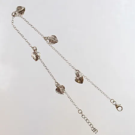 Vristlänk med berlocker längd 22-24cm bredd 1,7mm Silver 925/1000. Vikt: 3,2 g