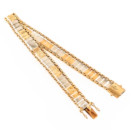 Armband med graverad mönsterdekor längd 20cm bredd 9,3mm, röd- och vitguld 18K 13,9g.