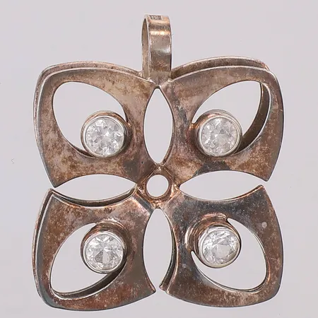 Hänge bergkristall längd 38mm bredd 30mm, finska & svenska stämplar, 925/1000 silver Vikt: 9,4 g