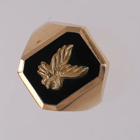 Klackring sten med örn ca stl:19¾, bredd 3-17,5mm, skev, 18K.  Vikt: 5,3 g