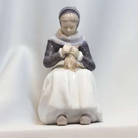 Figurin, Handarbetande kvinna, höjd 23cm, Royal Copenhagen