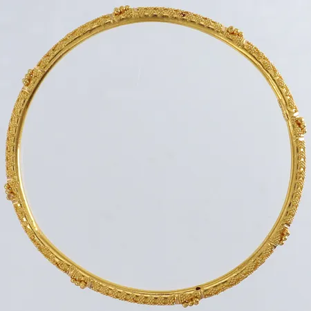 Armringar med dekor Ø63mm bredd 4mm borrhål skev/bucklig 22K.  Vikt: 10,3 g