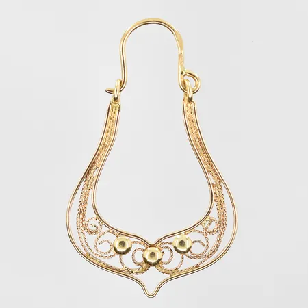 Ett örhänge längd 36 mm, bredd 12-22 mm, 14K. Vikt: 1,6 g