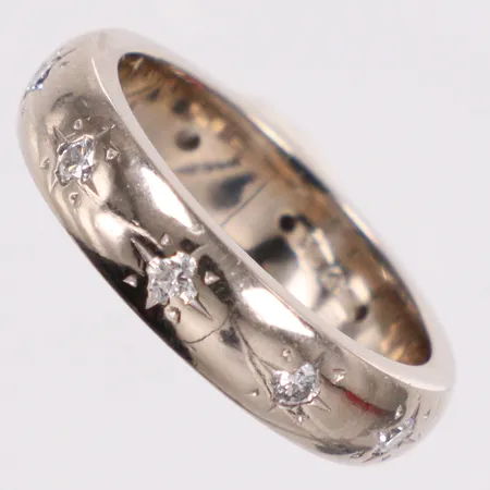 Ring med diamant 9x0,03ct stl:16½ vitguld 18K Vikt: 7,8 g