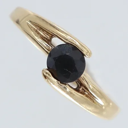 Ring med svart sten stl:17¼ bredd 2,2-7mm 14K.  Vikt: 2,5 g
