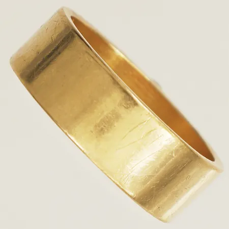 Ring stl:21¼ bredd 8mm tillverkad av A I E Guldsmedsfirma AB 1981 18K Vikt: 13,4 g