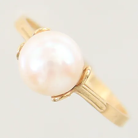 Ring med odlad pärla stl:18 bredd 1,6-8mm 18K Vikt: 2,3 g