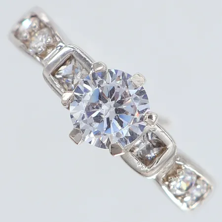 Ring med vita stenar stl:18 bredd 2-8mm Silver 925/1000.  Vikt: 4,1 g