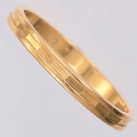 Ring mönstrad stl:19, gravyr, skev, 18K Vikt: 2,6 g