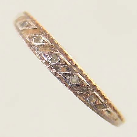 Ring med vita stenar samt dekor stl:20½ bredd 1,2-3,7mm ostämplad 14K Vikt: 2,4 g