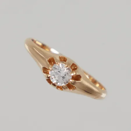 Ring stl 16½, bredd 1,3-6mm, vit sten, repig, 18K  Vikt: 2 g