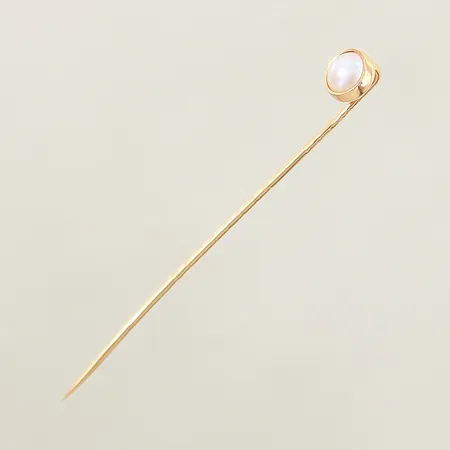 Kravattnål med odlad pärla 55x6,8mm något skev nål 18K Vikt: 1,1 g