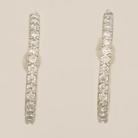Ett Par örhängen med vita stenar längd 26,3mm bredd 2,7mm silver 925/1000 Vikt: 4,7 g