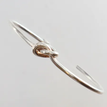Armring med knut Ø56mm bucklig/skev Silver 925/1000.  Vikt: 7,9 g