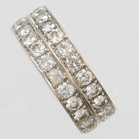 Ring med diamanter 28 x ca 0,10ct stl:21½, bredd 8,5mm, vitguld, en diamant skadad, 18K Vikt: 15,9 g