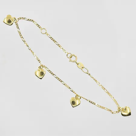Armband med fyra berlocker hjärtan längd 14-15½ cm, länkens bredd 1 mm, 18K. Vikt: 1,1 g