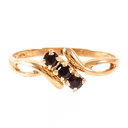 Ring med tre mörkröda stenar stl:17 bredd 1,4-7mm, 18K 1,8g.