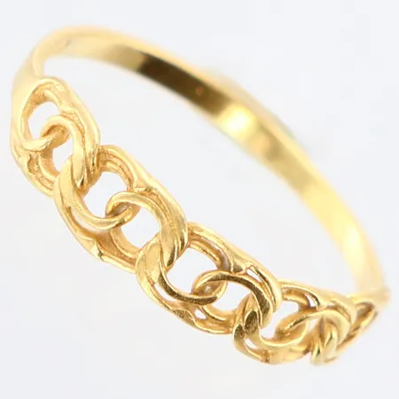 Ring Bismarck stl:15½, bredd 1-3mm, skev, 18K Vikt: 0,8 g