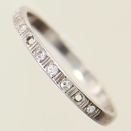 Ring med diamanter 7xca 0,01ct stl:18 bredd 2mm vitguld, 2 stenar saknas, repig 18K Vikt: 1,9 g