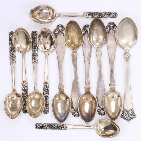 12 olika kaffe- och mockaskedar Norge silver 830/1000 Vikt: 98,3 g