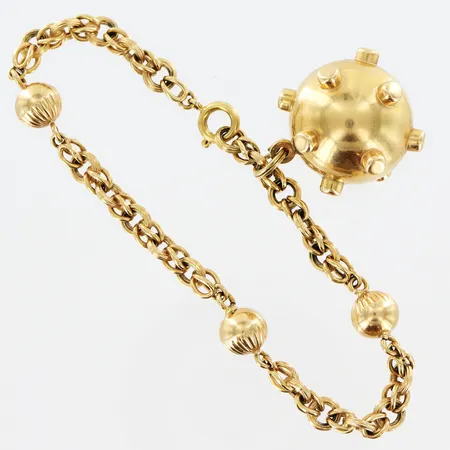 Armband längd 19cm bredd 6mm, berlock ca Ø23mm 18K. Vikt: 12,4 g