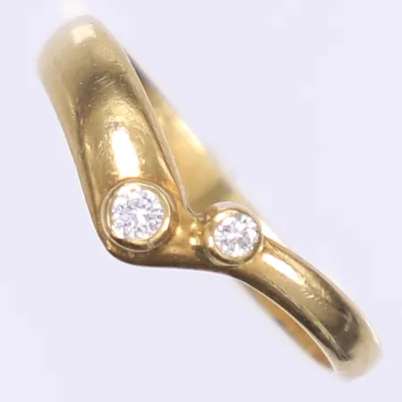 Ring med diamanter 1x ca 0,04ct, 1 x ca 0,03ct, stl:18, bredd 3-5mm, 18K Vikt: 3,4 g