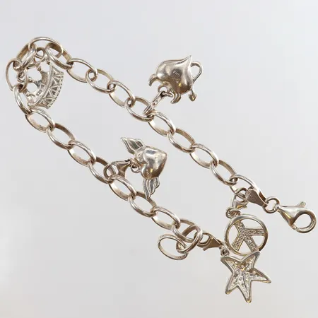 Armband med fem berlocker längd 18,5cm bredd 6mm Silver 925/1000.  Vikt: 18,4 g