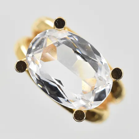 Ring med vit sten stl:16¼ bredd 6-10 mm, gravyr, 18k. Vikt: 8,5 g