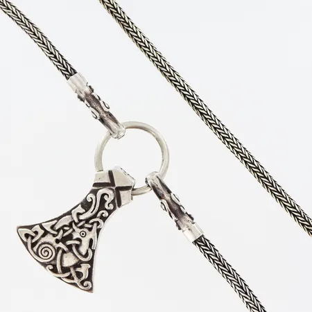 Kedja vikingastil längd ca 56cm bredd 4mm yxhänge 58x30mm öppen ögla, silver 925/1000. Vikt: 85,8 g