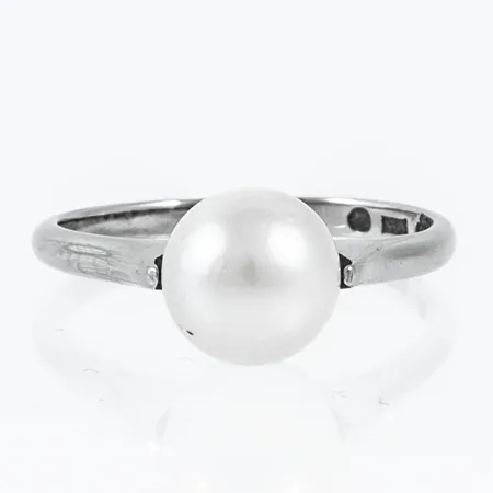 Ring med odlad vit sötvattenpärla Ø7,5mm stl:16¼ bredd 1,5-7,5mm, vitguld 18K 2,6g.