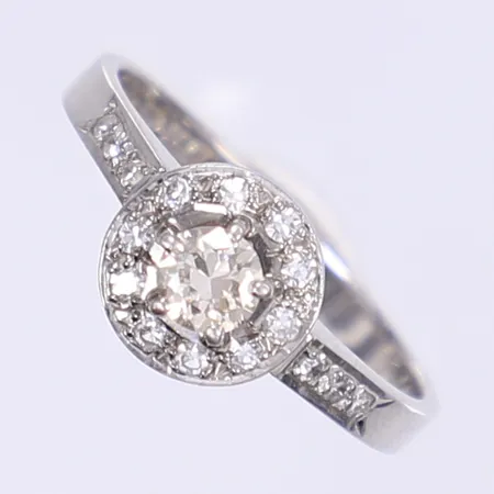 Ring med diamanter totalt 0,47ct enligt gravyr stl: 18½ bredd 2-8mm svenska stämplar Göteborg 1987 vitguld 18K Vikt: 4,2 g