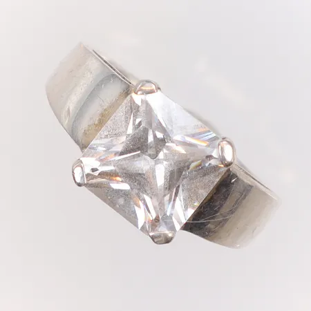 Ring med vit sten stl:19 bredd 3-10mm silver 925/1000 Vikt: 7,4 g