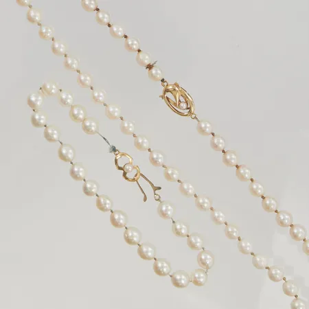Pärlcollier och Pärlarmband båda med guldlås, slitna skador finns 18K ca 3,0g