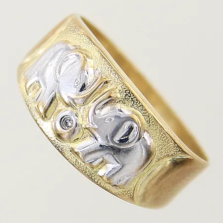 Ring med diamant 0,005ct stl:18½ bredd 4-9mm vitguldsdetaljer, spår av storleksändring 8K Vikt: 2,4 g