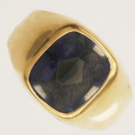 Ring med blå sten stl:19½ bredd 4,2mm gravyr 18K bruttovikt 6,4g Vikt: 6,4 g