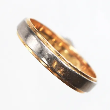 Ring Stl:19, bredd: 4,5mm, gravyr, vitguldsdetaljer, 18K Vikt: 4,1 g