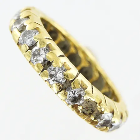 Ring helallians diamanter 18xca0,08ct stl:15½, bredd 4mm, flertalet med nagg, stort slitage på klor, 1 diamant saknas, 18K.  Vikt: 5,6 g