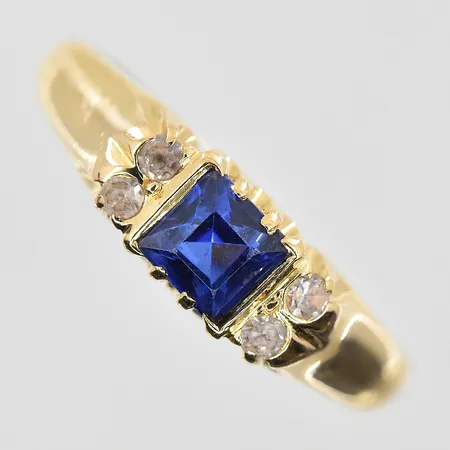 Ring med blå sten och vita stenar stl:16, bredd 2-5 mm, 18K. Vikt: 3,1 g