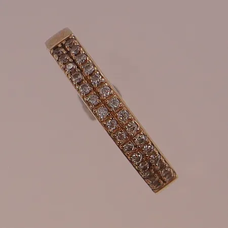 Ring med stenar, stl:17 bredd 2,5-3,6mm. 18K Vikt: 3 g